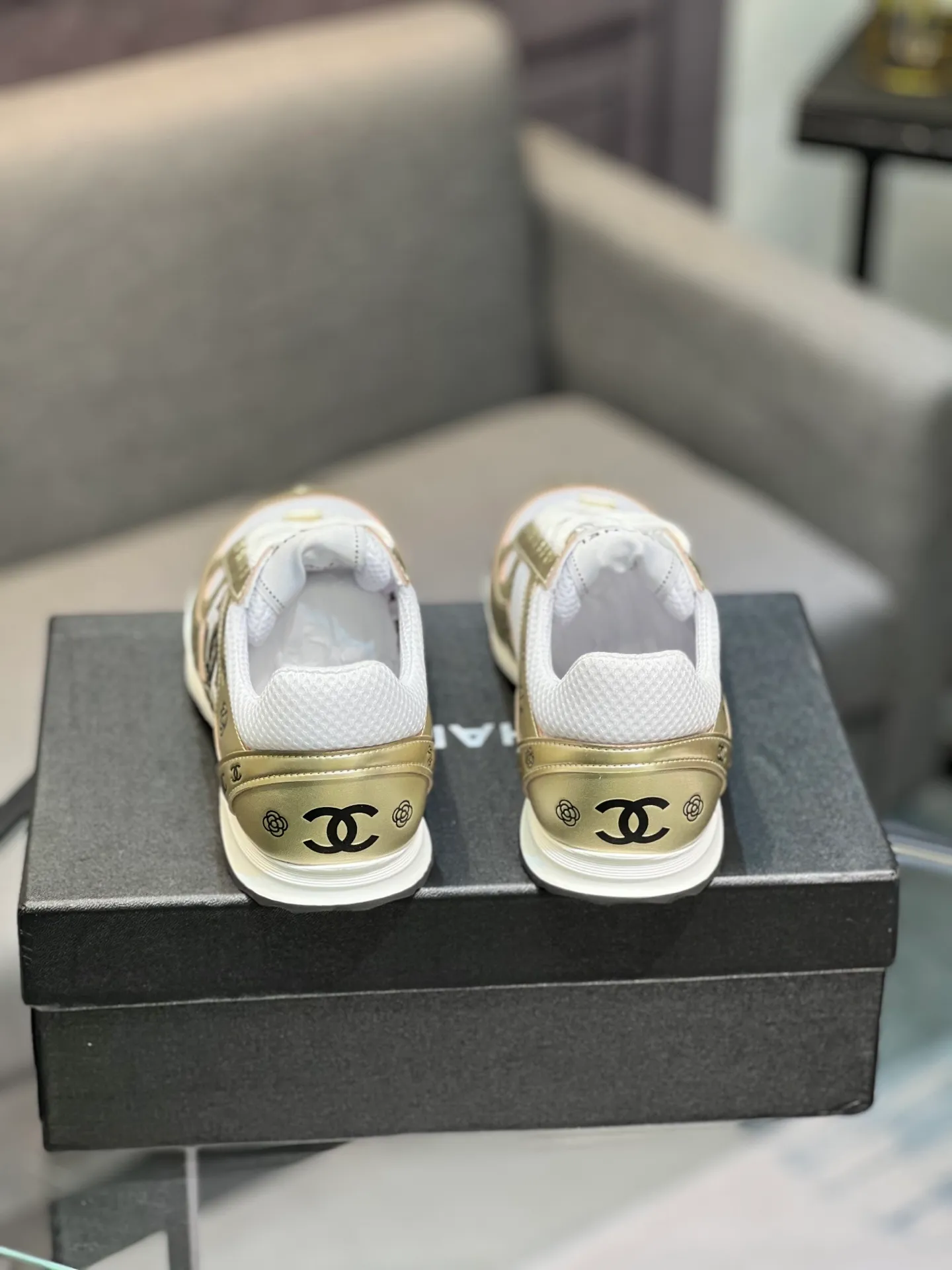 Men's men's shoes 💰640 Exclusive real shot (top version) CHANEL Chanel 2025ss color matching thick-soled casual sports shoes and sneakers. The counter is synchronized. The counter is very popular. A shoe that is very difficult to buy. The most popular thick-soled panda shoes on the Internet. It can be imagined that Xiaoxiang control can't miss it. It has both good looks and comfort. Simple and versatile white shoes. The thick sole increases the height and is super versatile. Close your eyes and wear it. Whoever wears it will look better. Upper: calfskin Lining: imported sheepskin lining Outsole: TPU original outsole Size: 35-44 (customized for women 41 and 40, and 45 for men)
